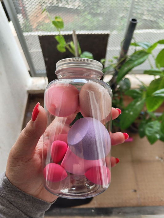 7 Beauty blenders with jar